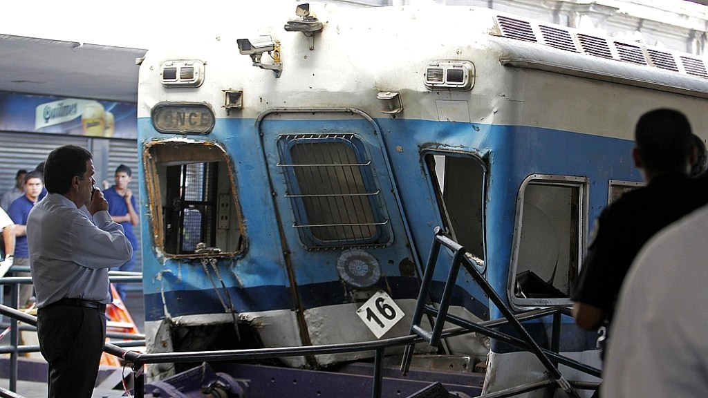 Visão frontal de trem acidentado na estação Once em Buenos Aires