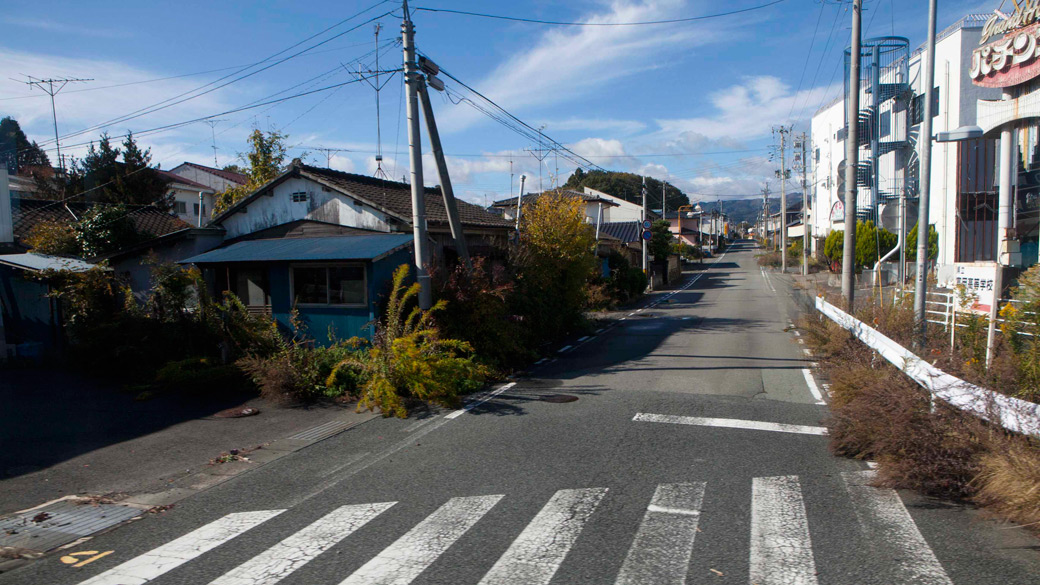 Rua deserta dentro da área de exclusão por contaminação, próximo a usina nuclear de Fukushima, no Japão