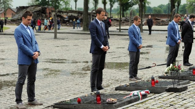 Jogadores e dirigentes da seleção da Alemanha visitaram o campo de concentração nazista de Auschwitz, na Polônia; a Eurocopa 2012 será disputada no país Jogadores e dirigentes da seleção da Alemanha visitaram o campo de concentração nazista de Auschwitz, na Polônia; a Eurocopa 2012 será disputada no país