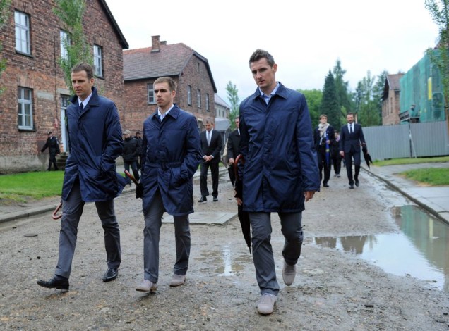 Jogadores e dirigentes da seleção da Alemanha visitaram o campo de concentração nazista de Auschwitz, na Polônia; a Eurocopa 2012 será disputada no país Jogadores e dirigentes da seleção da Alemanha visitaram o campo de concentração nazista de Auschwitz, na Polônia; a Eurocopa 2012 será disputada no país