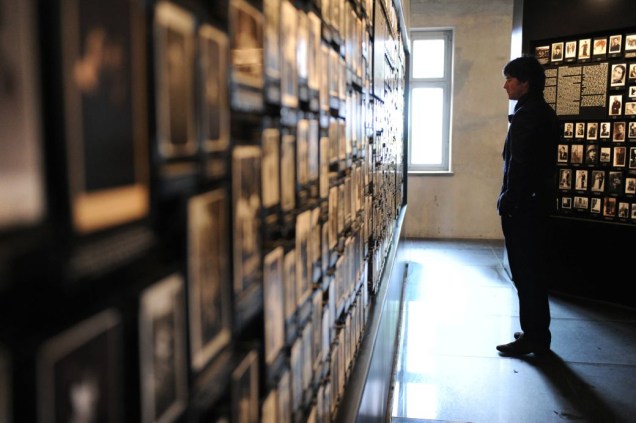 Jogadores e dirigentes da seleção da Alemanha visitaram o campo de concentração nazista de Auschwitz, na Polônia; a Eurocopa 2012 será disputada no país Jogadores e dirigentes da seleção da Alemanha visitaram o campo de concentração nazista de Auschwitz, na Polônia; a Eurocopa 2012 será disputada no país