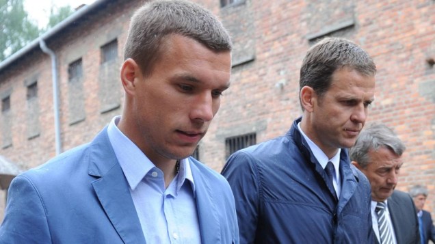 Jogadores e dirigentes da seleção da Alemanha visitaram o campo de concentração nazista de Auschwitz, na Polônia; a Eurocopa 2012 será disputada no país Jogadores e dirigentes da seleção da Alemanha visitaram o campo de concentração nazista de Auschwitz, na Polônia; a Eurocopa 2012 será disputada no país