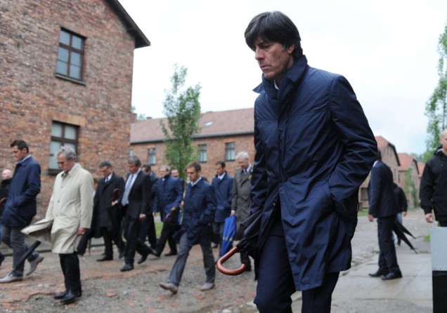 Jogadores e dirigentes da seleção da Alemanha visitaram o campo de concentração nazista de Auschwitz, na Polônia; a Eurocopa 2012 será disputada no país