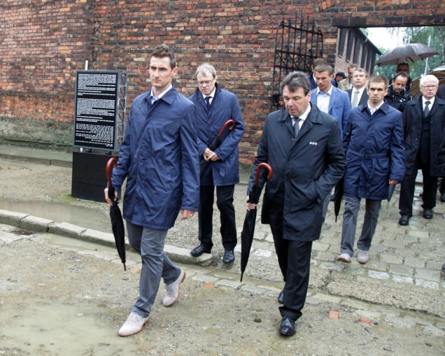 Jogadores e dirigentes da seleção da Alemanha visitaram o campo de concentração nazista de Auschwitz, na Polônia; a Eurocopa 2012 será disputada no país Jogadores e dirigentes da seleção da Alemanha visitaram o campo de concentração nazista de Auschwitz, na Polônia; a Eurocopa 2012 será disputada no país