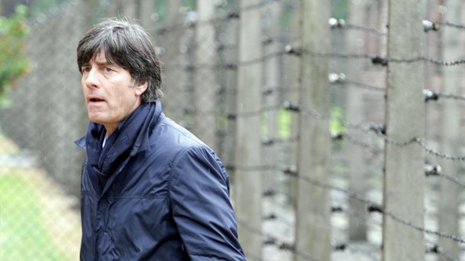 Jogadores e dirigentes da seleção da Alemanha visitaram o campo de concentração nazista de Auschwitz, na Polônia; a Eurocopa 2012 será disputada no país