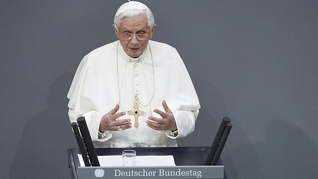 "Servir o Direito e combater o domínio da injustiça é a tarefa fundamental do político", afirmou Papa em seu discurso no Parlamento alemão
