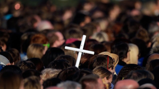Milhares de peregrinos acompanham a vigília do Papa Bento XVI, no Hyde Park em 18 de setembro de 2010 em Londres.