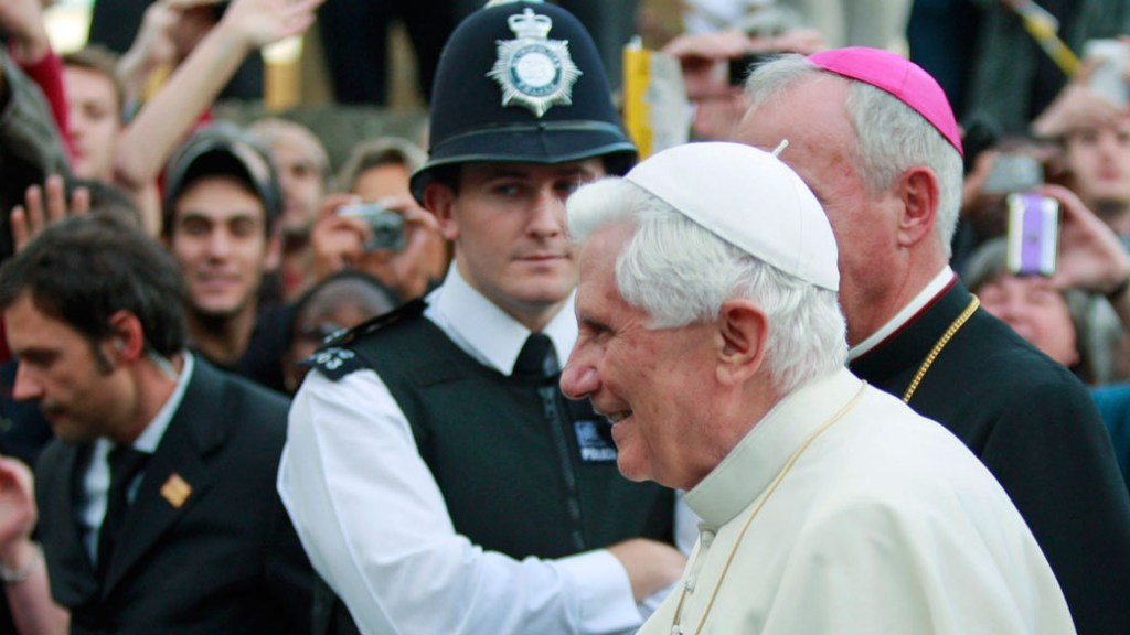 Papa Bento XVI visita o retiro St. Peter's para pessoas idosas, durante o terceiro dia de sua visita de Estado em 18 de setembro de 2010 em Londres