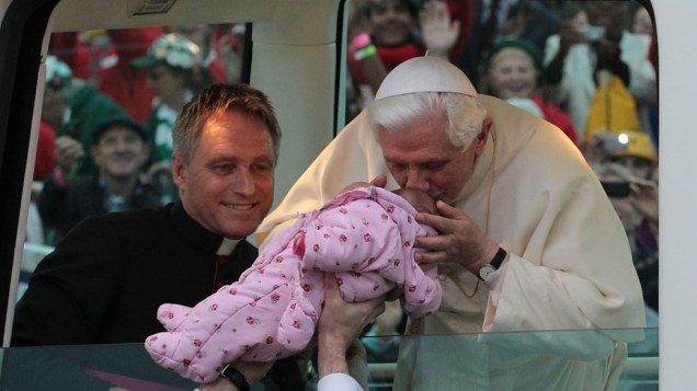 Papa Bento XVI beija bebê ao chegar no Hyde Park, em Londres. 18 de setembro de 2010.