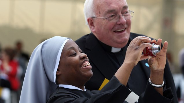 Freira e padre acompanham a visita do Papa Bento XVI em Londres. 18 de setembro de 2010.