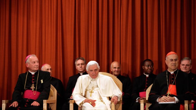Papa Bento XVI e cardeais durante visita ao retiro St. Peters para pessoas idosas. 18 de setembro de 2010.