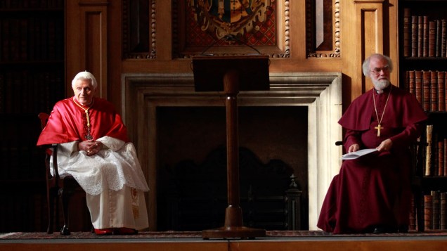 Papa Bento XVI e o arcebispo de Canterbury, Rowan Williams, após reunião com bispos anglicanos e católicos romanos em Londres. 17 de setembro de 2010.