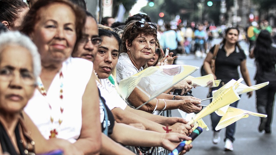 Fiéis aguardam papa Francisco para a Jornada Mundial da Juventude 2013, no Rio de Janeiro