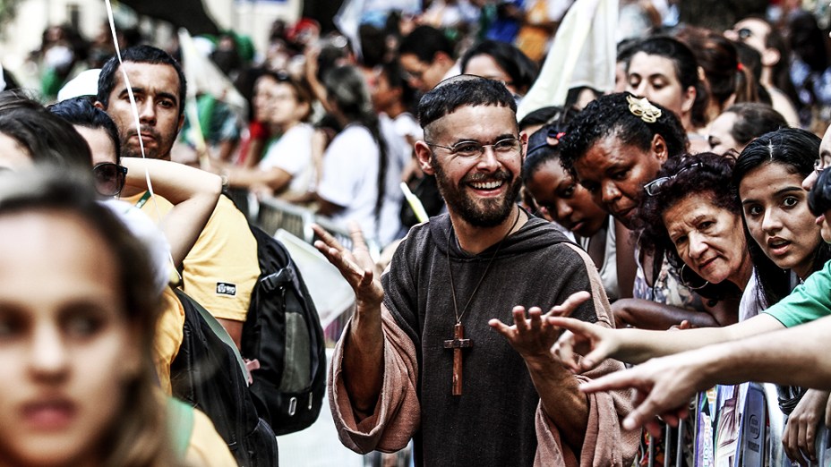Fiéis aguardam papa Francisco para a Jornada Mundial da Juventude 2013, no Rio de Janeiro