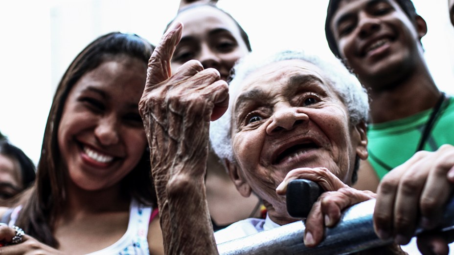 Fiéis aguardam papa Francisco para a Jornada Mundial da Juventude 2013, no Rio de Janeiro