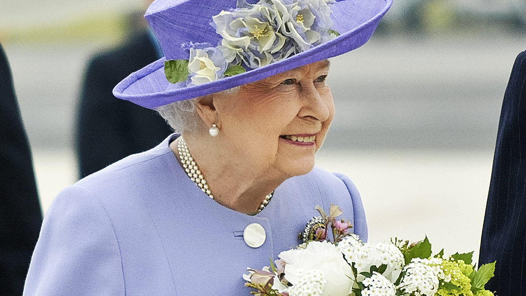 A rainha Elizabeth II da Inglaterra chega no Vaticano para uma visita ao papa Francisco
