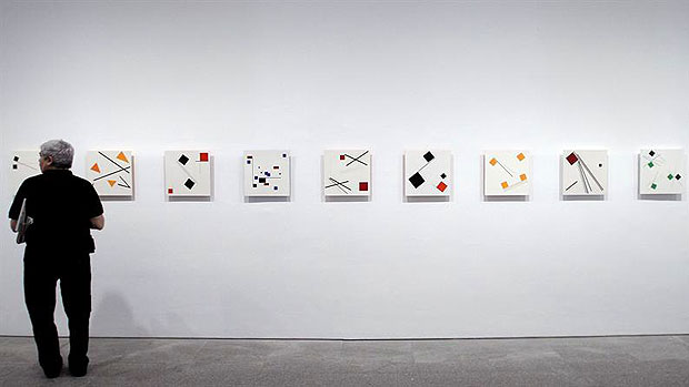 Visitante contempla obra da exposição 'Lygia Pape. Espaços Magnéticos', no Museu Rainha Sofia (620)