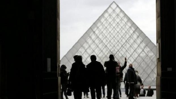 Visitantes na entrada do Museu do Louvre, em Paris