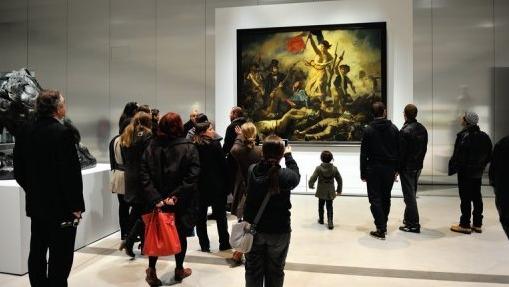 Visitantes observam o quadro 'A Liberdade Guiando o Povo', de Eugène Delacroix, em 4 de dezembro de 2012