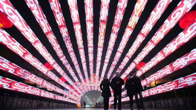 Visitantes andam em túnel feito para o festival de primavera, em Xangai