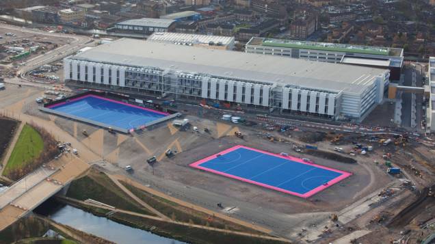Centro Internacional de Transmissão e campos de hóquei em vista aérea do Parque Olímpico que está em construção para as Olimpíadas de Londres em 2012