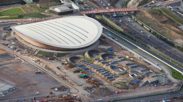 Velódromo e pista de BMX em vista aérea do Parque Olímpico que está em construção para as Olimpíadas de Londres em 2012