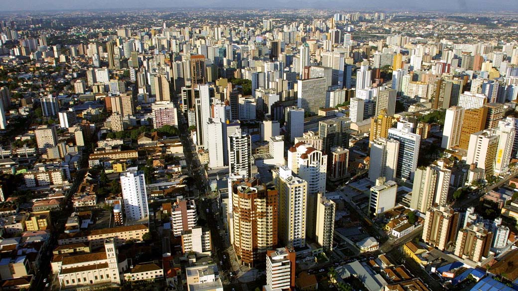 Fatia de famílias endividadas no Brasil acelerou para 63% em 2013, ante 59% em 2012. Curitiba lidera ranking de capitais