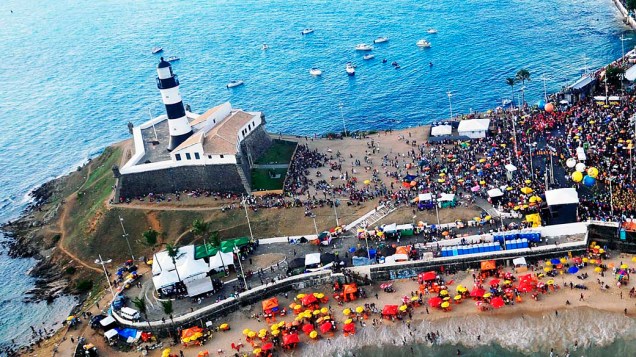Vista aérea do Farol da Barra durante o carnaval, em Salvador