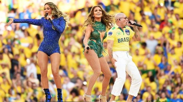 Os cantores Claudia Leitte, Pitbull e Jennifer Lopez durante a cerimônia de abertura da Copa do Mundo no Itaquerão, em São Paulo