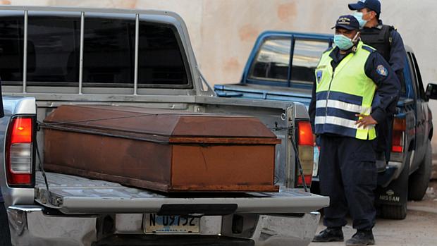 Corpo de vítima de incêndio é carregada para funeral em Tegucigalpa
