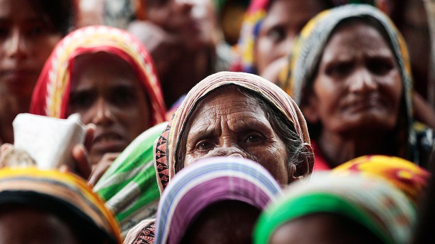 Vítimas das enchentes esperam por alimentos em Kurigram. Pelo menos 100 pessoas morreram e centenas de milhares de pessoas estão ilhadas em enchentes provocadas por fortes chuvas espalhadas por Bangladesh