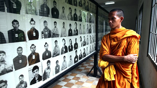 Um cambojano vê fotos de vítimas do genocídio no museu Toul Sleng