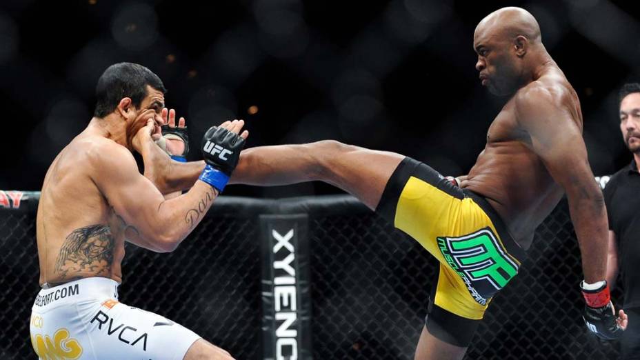 Anderson Silva acerta chute que levou Vitor Belfort a nocaute técnico no UFC 126, em Las Vegas