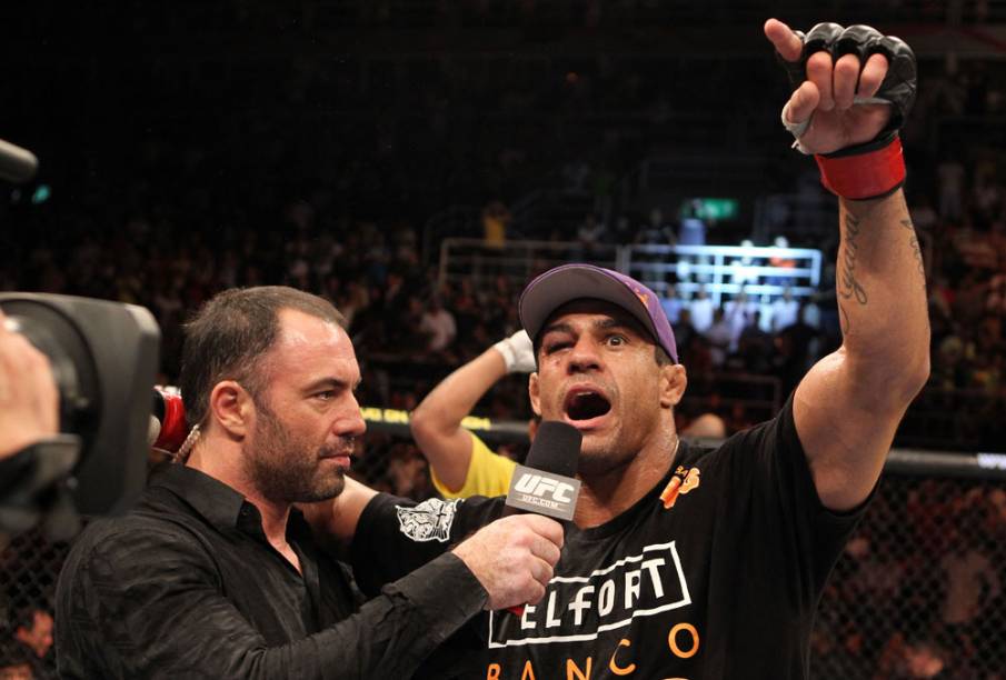 Vitor Belfort comemora sua vitória contra Anthony Johnson, no UFC Rio 2012