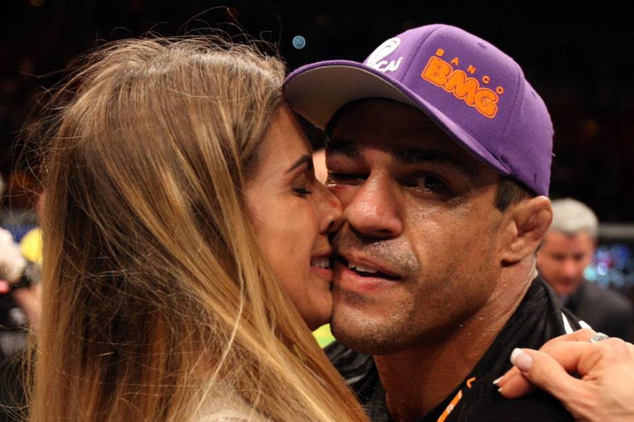 Com a mulher, Joana Prado, Vitor Belfort comemora sua vitória contra Anthony Johnson, no UFC Rio 2012