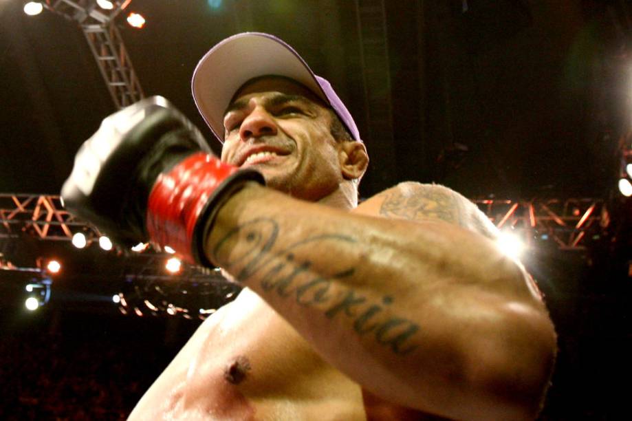 Vitor Belfort comemora sua vitória contra Anthony Johnson, no UFC Rio 2012