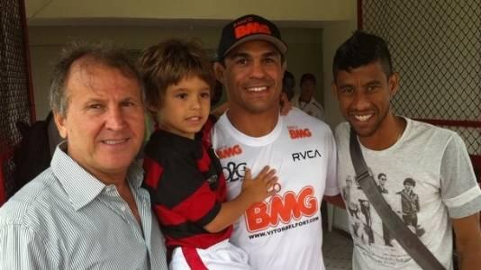 Em agosto de 2010, Vitor Belfort visitou o Flamengo, seu time do coração - mas o lutador, que chegou a jogar nas categorias de base na Gávea, diz preferir não misturar sua ligação pessoal com o clube e sua carreira como profissional do MMA