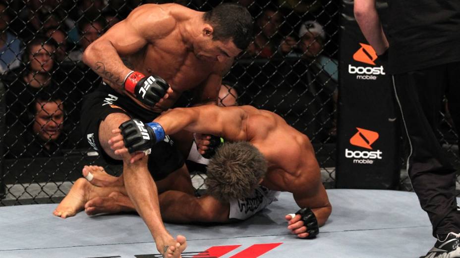 Vitor Belfort nocauteia o japonês Yoshihiro Akiyama ainda no 1º round, durante o UFC 133 - 06/08/2011