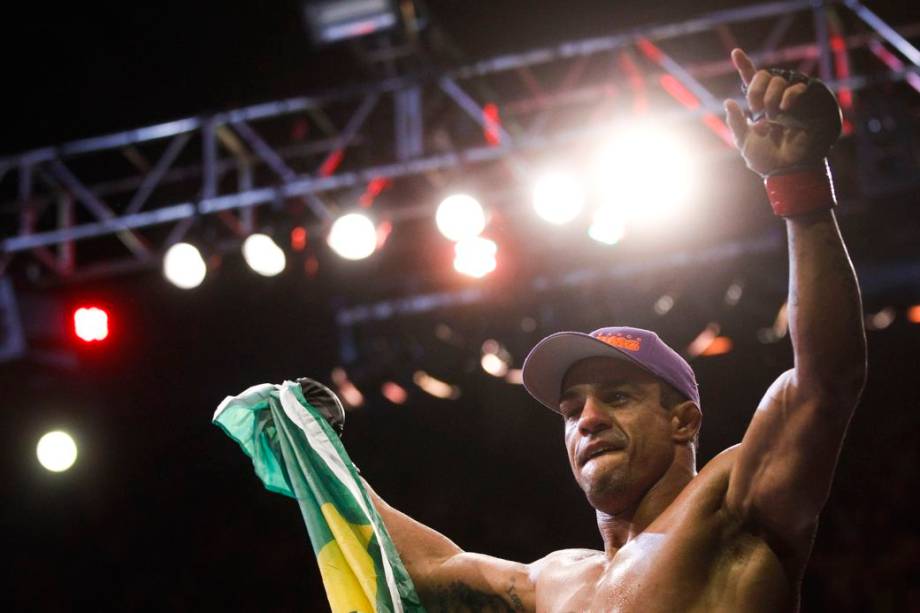 Vitor Belfort comemora sua vitória contra Anthony Johnson, no UFC Rio 2012