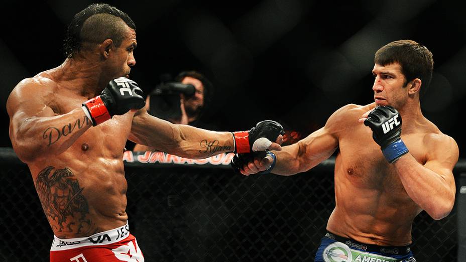 O brasileiro Vitor Belfort vence o americano Luke Rockhold no UFC Jaraguá do Sul, norte de Santa Catarina