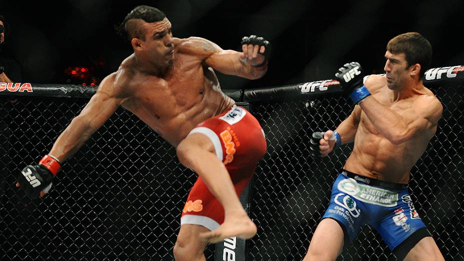 O brasileiro Vitor Belfort vence o americano Luke Rockhold no UFC Jaraguá do Sul, norte de Santa Catarina