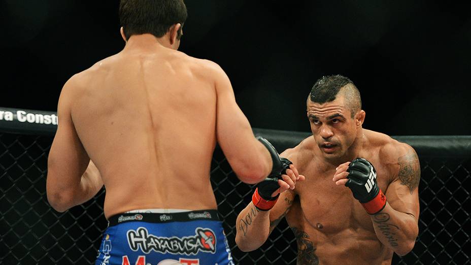 O brasileiro Vitor Belfort vence o americano Luke Rockhold no UFC Jaraguá do Sul, norte de Santa Catarina