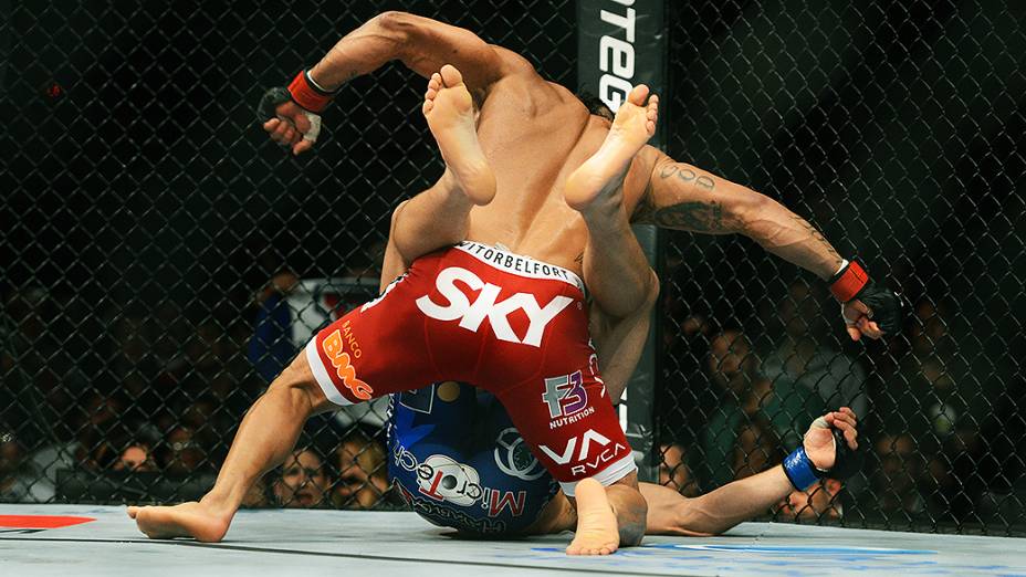 O brasileiro Vitor Belfort vence o americano Luke Rockhold no UFC Jaraguá do Sul, norte de Santa Catarina