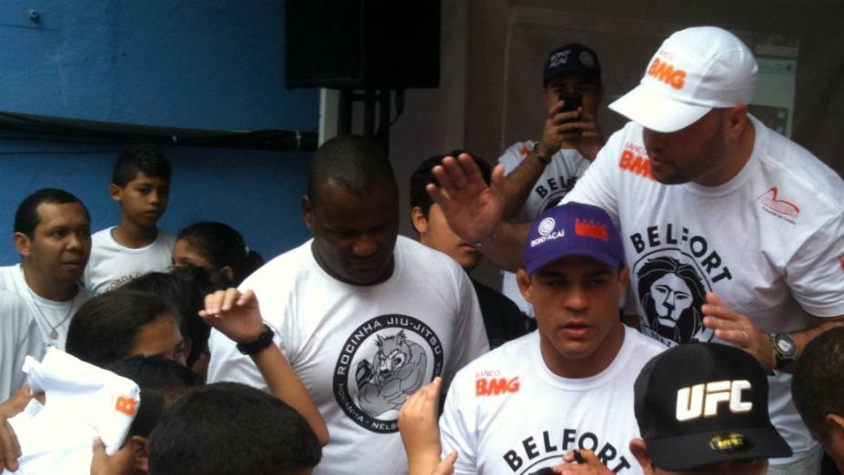 Vitor Belfort cercado por fãs na Rocinha: promessa de abertura de academia do UFC na favela carioca