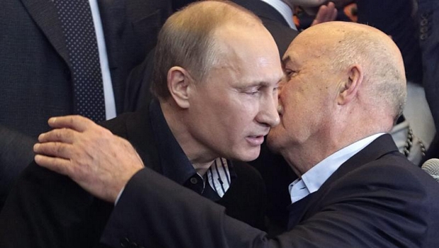O primeiro-ministro russo e candidato presidencial Vladimir Putin conversa com o diretor de cinema Stanislav Govorukhin em Moscou. Putin venceu as eleições presidenciais