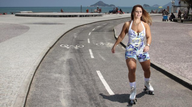 Viviane Araujo, rainha de bateria da Acadêmicos do Salgueiro, pratica exercícios na orla da praia do Recreio dos Bandeirantes