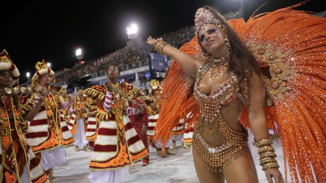Viviane Araújo desfilando como rainha da bateria do Salgueiro, durante o Desfile das Campeãs, na Marquês de Sapucaí