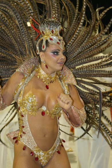 Viviane Araújo desfilando como rainha da bateria da escola de samba Mancha Verde