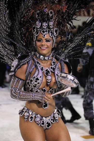 A Rainha de Bateria do Salgueiro, Viviane Araújo, no segundo dia de Desfile das Escolas de Samba do Grupo Especial do Rio de Janeiro, em 2011