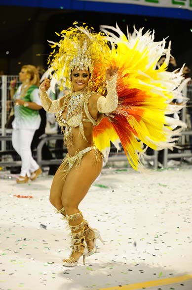 Viviane Araújo desfilando como rainha da bateria da escola de samba Mancha Verde